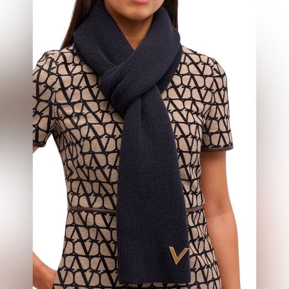 NWT Valentino Garavani Cashmere Knit Scarf - Picture 4 of 4